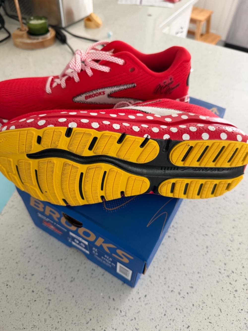 Brooks Minnie Mouse running shoe - Picture 3 of 4
